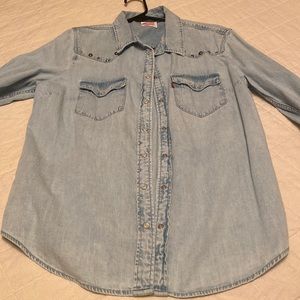 Super cute western style Levi’s button up